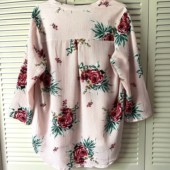Profile Apparel NWOT Ladies Size Large Floral 3/4 Sleeve V-Neck Hi-Lo Top. - Picture 12 of 12